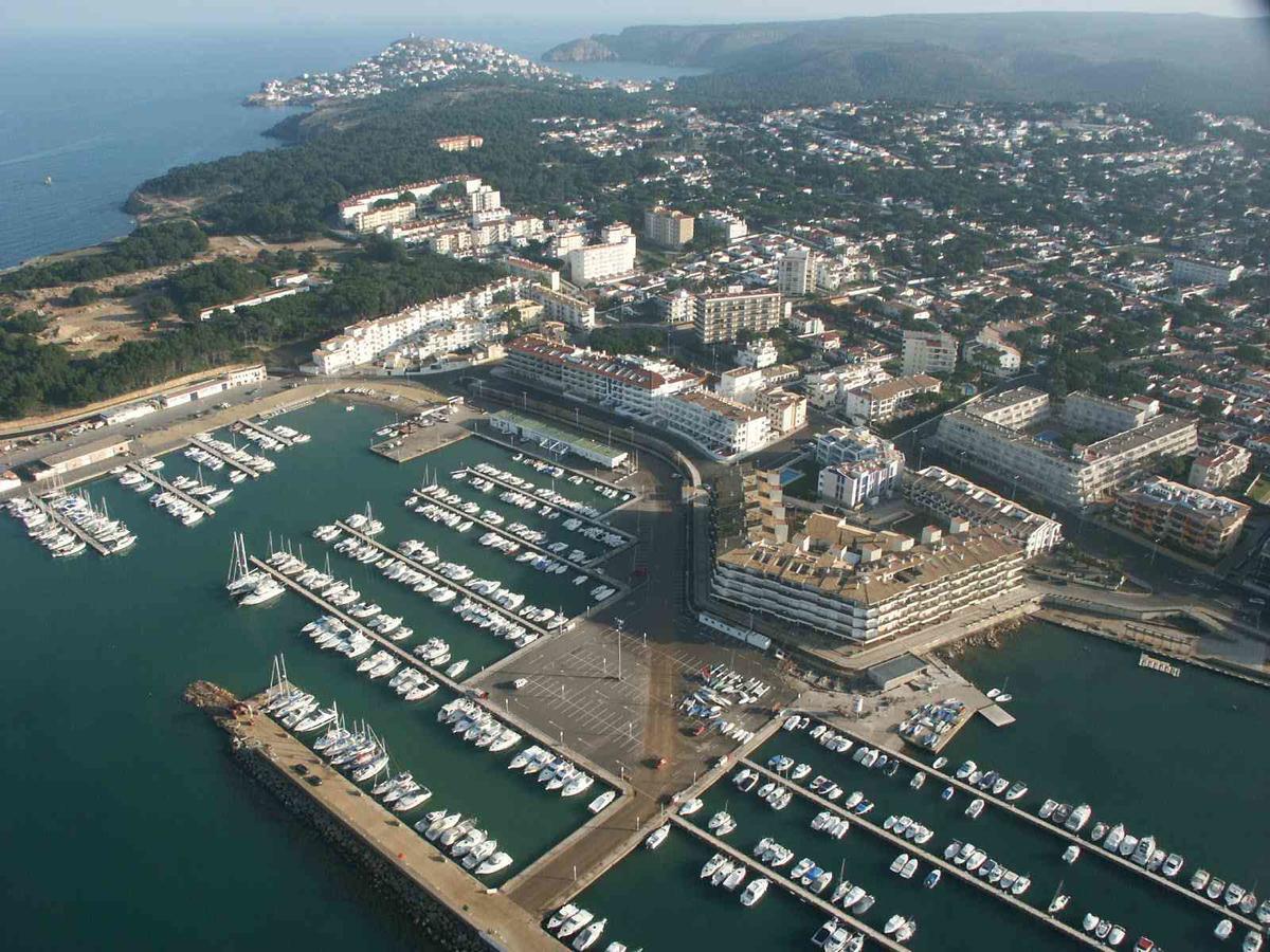 Apartamentos Puig Sureda L' Escala Exterior foto
